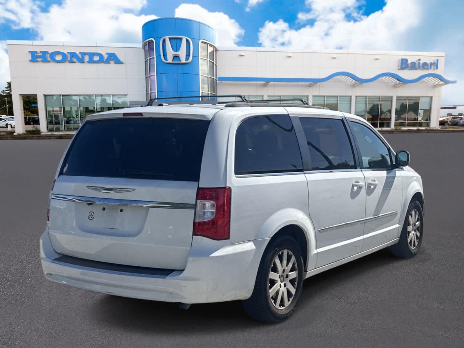 Used 2014 Chrysler Town & Country Touring FWD image 5