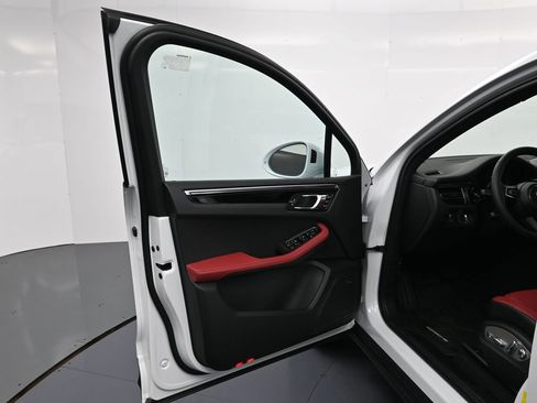 Certified 2026 Porsche Macan image 16
