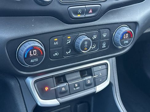 Used 2023 GMC Terrain SLT image 31