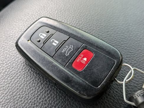 Used 2022 Toyota RAV4 XLE w/ Convenience Package FWD image 29