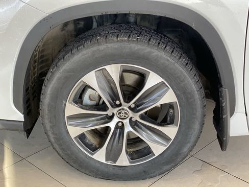 Used 2022 Toyota Highlander XLE AWD/4WD image 13