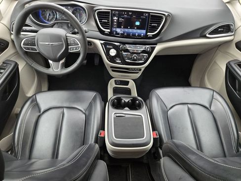 Used 2023 Chrysler Pacifica Touring-L FWD image 5