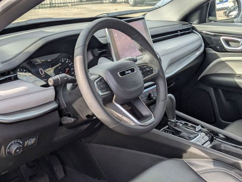 Used 2025 Jeep Compass Limited image 14