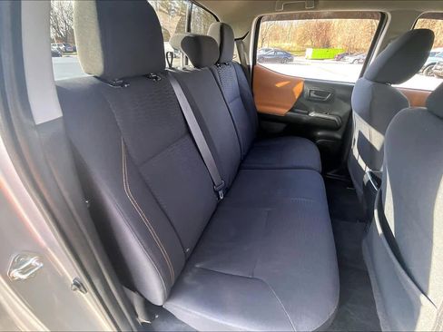 Used 2018 Toyota Tacoma SR5 w/ SR5 Appearance Package (SM) image 19
