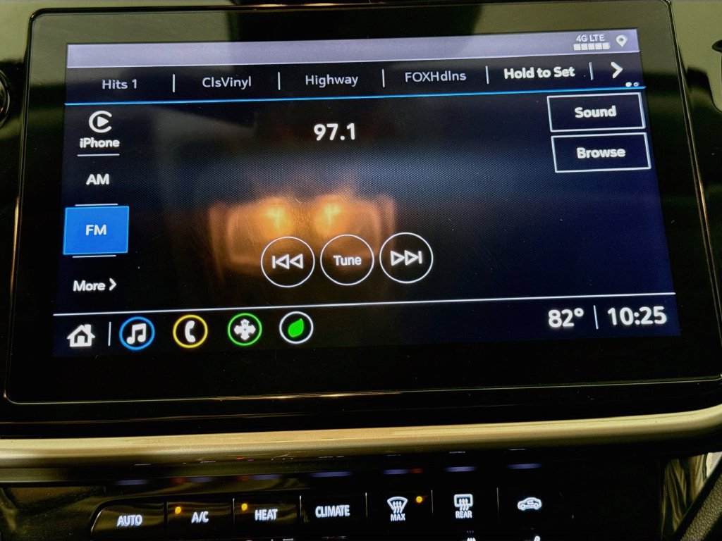 Used 2022 Chevrolet Bolt EUV LT w/ Comfort Package FWD image 17