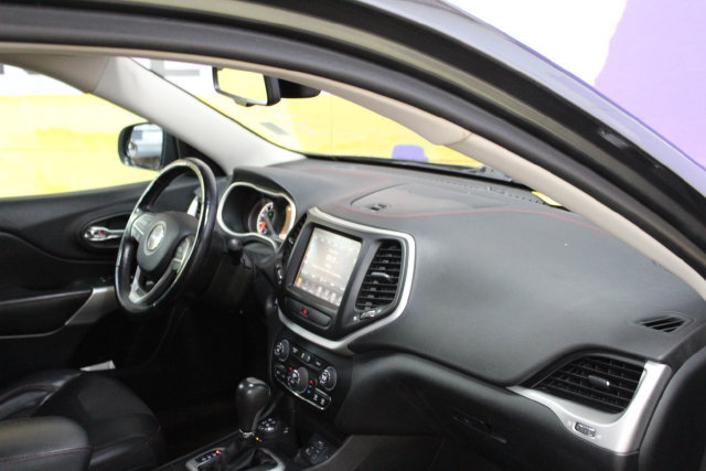 Used 2018 Jeep Cherokee Trailhawk w/ Comfort & Convenience Group AWD/4WD image 12