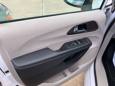 Used 2024 Chrysler Voyager LX FWD image 9