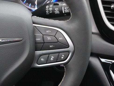 Used 2026 Chrysler Pacifica Select FWD image 16