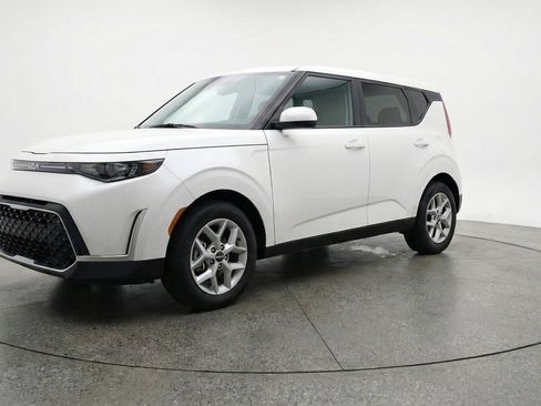 Used 2025 Kia Soul LX w/ LX Technology Package FWD image 3
