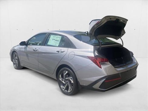New 2025 Hyundai Elantra SEL image 2
