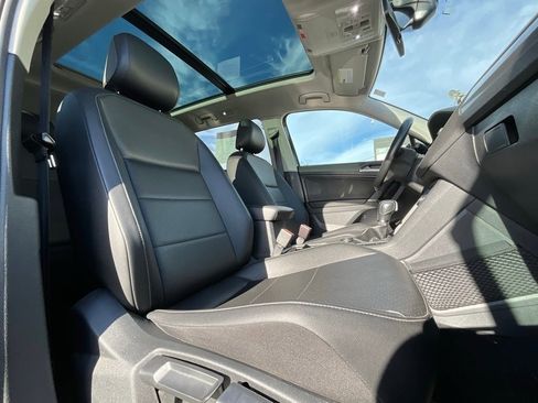 Used 2018 Volkswagen Tiguan SE w/ Panoramic Sunroof Package image 11