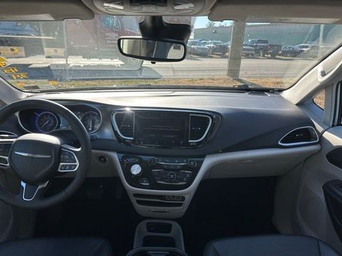 Used 2024 Chrysler Pacifica Touring-L image 18