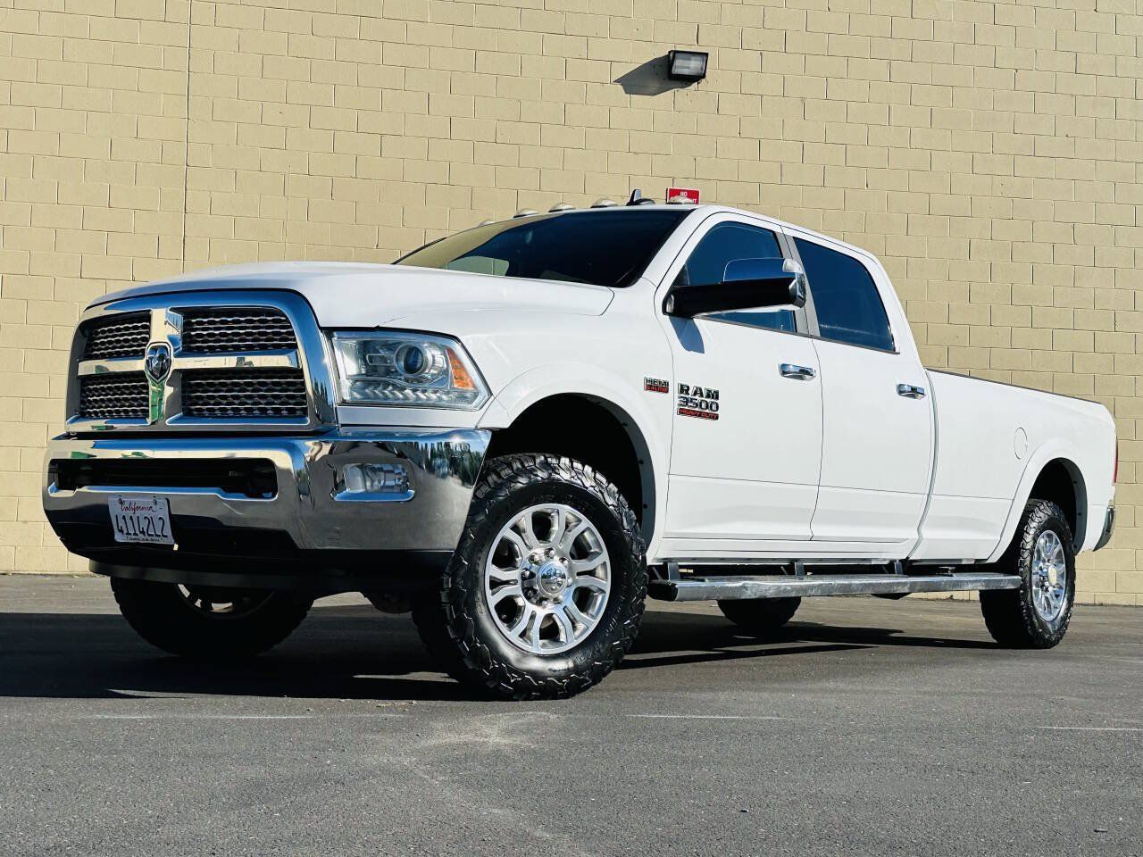 Used 2018 RAM 3500 Laramie w/ Convenience Group AWD/4WD image 4