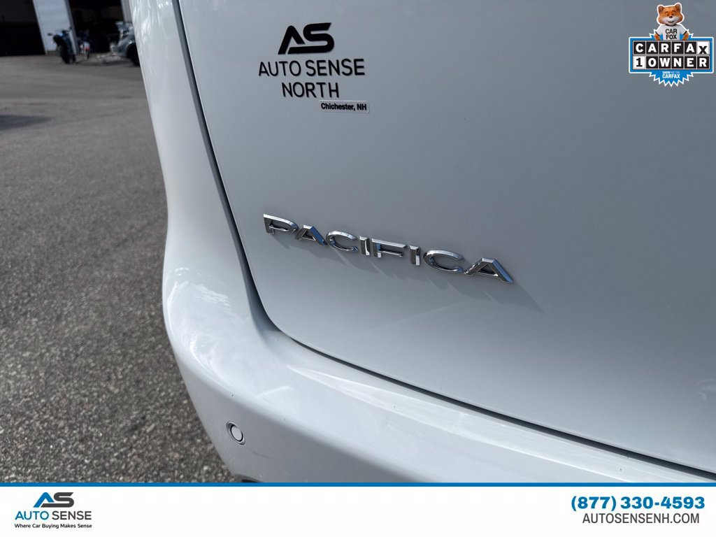 Used 2023 Chrysler Pacifica Touring-L FWD image 5