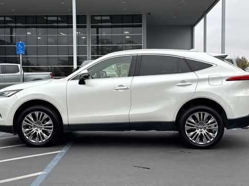 Used 2022 Toyota Venza XLE image 6