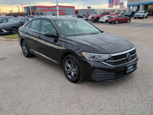 Used 2024 Volkswagen Jetta SE image 2