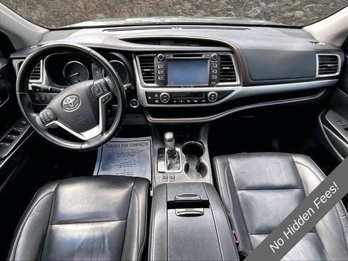 Used 2019 Toyota Highlander XLE AWD/4WD image 14