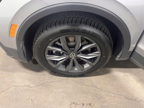 Used 2024 Volkswagen Tiguan SE image 29