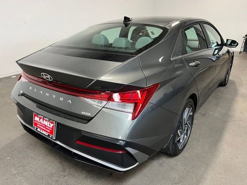 Used 2025 Hyundai Elantra Limited FWD image 3
