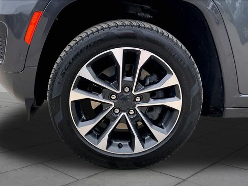 Used 2022 Jeep Grand Cherokee Overland w/ Advanced Protech Group III AWD/4WD image 11