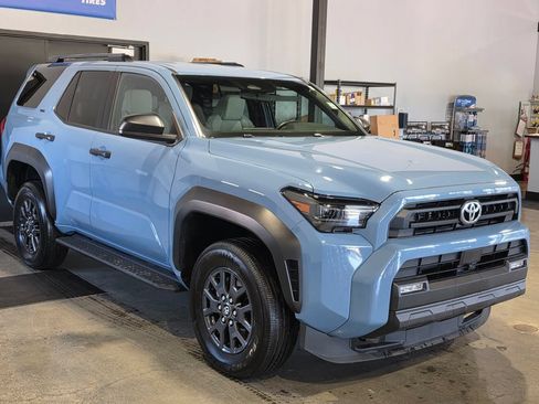 Used 2025 Toyota 4Runner SR5 AWD/4WD image 3