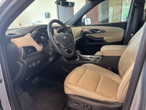 Used 2023 Chevrolet Traverse Premier FWD image 11