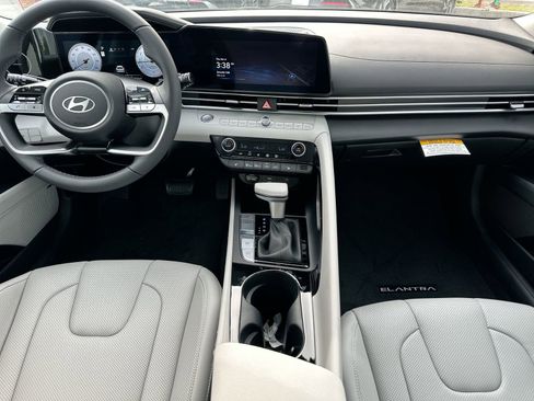 New 2025 Hyundai Elantra Limited image 10