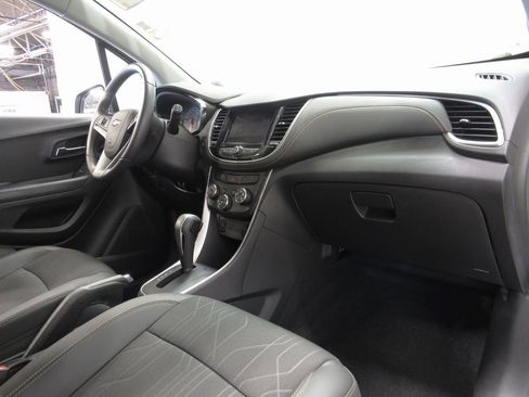 Used 2020 Chevrolet Trax LT w/ LT Convenience Package image 17