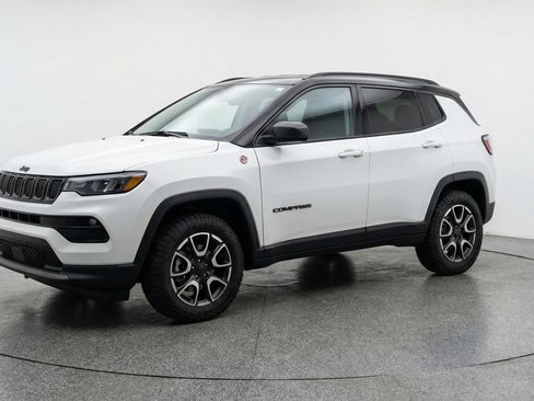 Used 2025 Jeep Compass Trailhawk AWD/4WD image 3