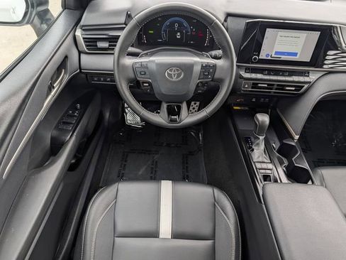 Used 2025 Toyota Camry SE image 12
