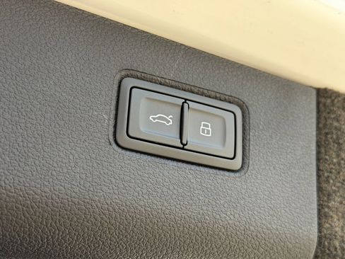 Used 2023 Bentley Bentayga image 40