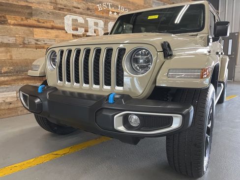 Used 2022 Jeep Wrangler Unlimited Sahara w/ Cold Weather Group AWD/4WD image 13
