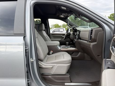 Used 2024 Chevrolet Silverado 1500 RST AWD/4WD image 32