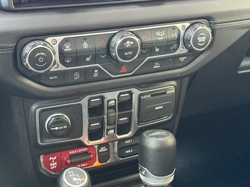 Used 2025 Jeep Gladiator Mojave w/ Convenience Group AWD/4WD image 20