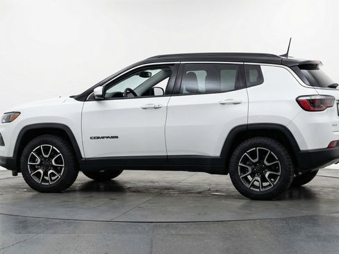 Used 2025 Jeep Compass Trailhawk image 5
