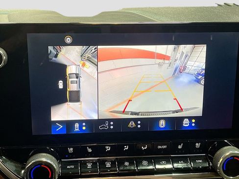 Used 2024 Chevrolet Colorado ZR2 w/ ZR2 Convenience Package III AWD/4WD image 14