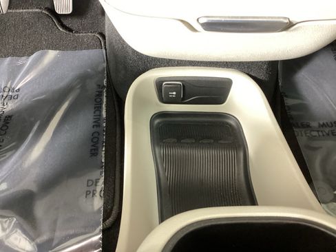 Used 2023 Chrysler Pacifica Touring-L FWD image 26