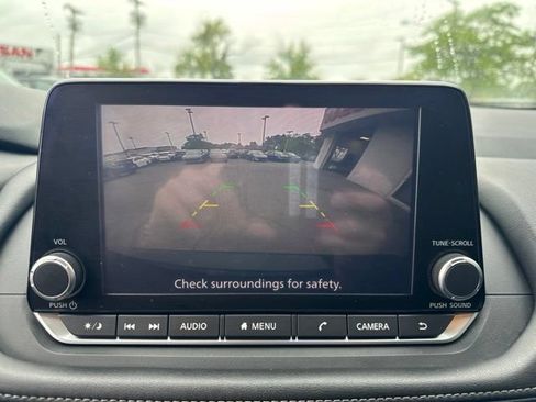 Used 2024 Nissan Rogue S AWD/4WD image 16