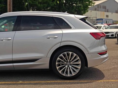 Used 2019 Audi e-tron Prestige w/ Prestige Package AWD/4WD image 13