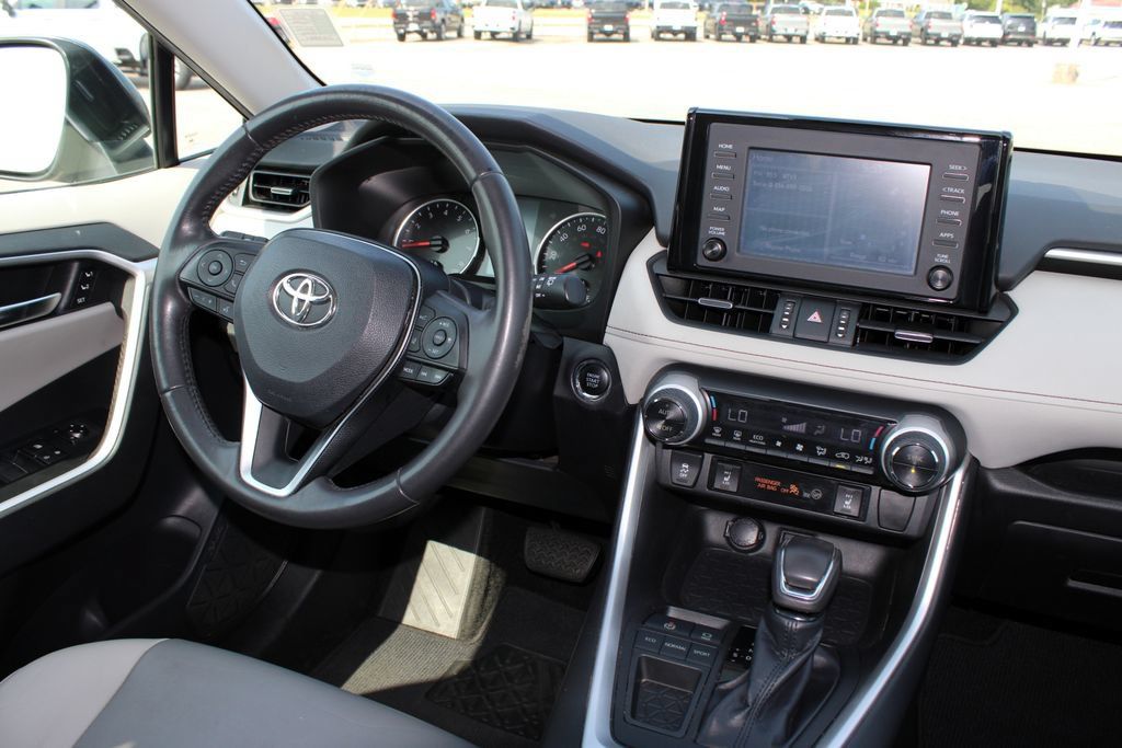 Used 2019 Toyota RAV4 XLE Premium FWD image 9