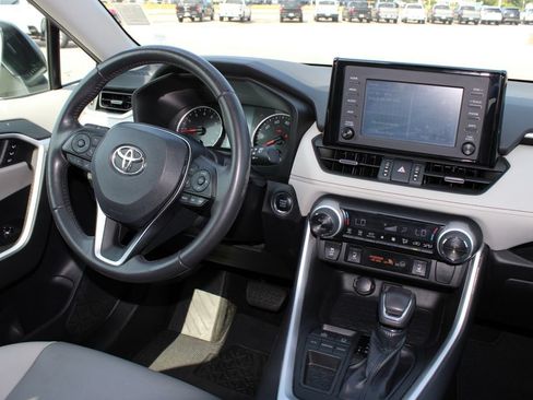 Used 2019 Toyota RAV4 XLE Premium FWD image 9