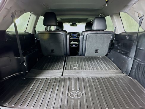 Used 2019 Toyota Highlander SE image 31