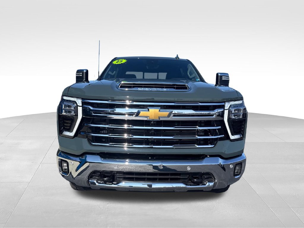 Used 2025 Chevrolet Silverado 2500 LTZ w/ LTZ Convenience Package AWD/4WD image 9