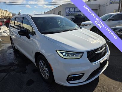 Used 2025 Chrysler Pacifica Select