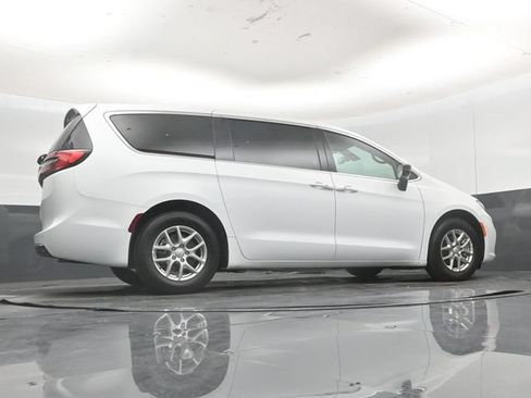 Used 2026 Chrysler Pacifica Select FWD image 48
