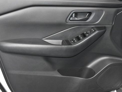 Used 2024 Nissan Rogue S FWD image 4