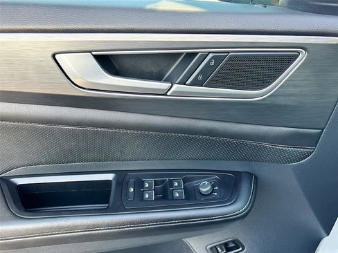 Used 2025 Volkswagen Atlas Cross Sport SE image 17