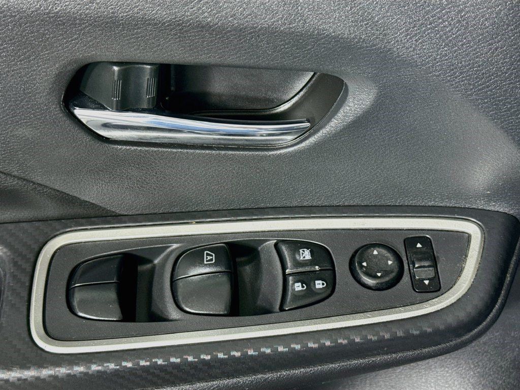 Used 2025 Nissan Versa SR FWD image 23