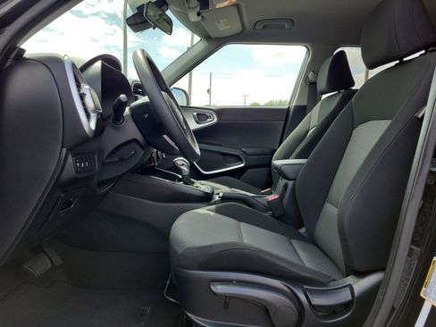 Used 2025 Kia Soul LX w/ LX Technology Package image 13
