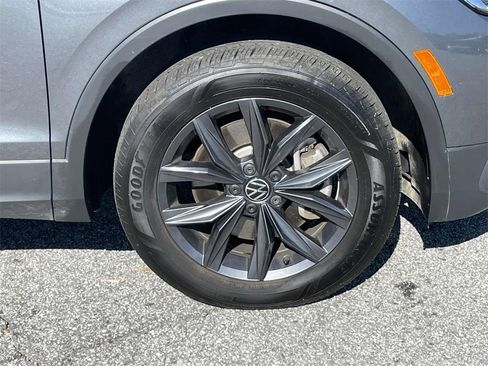 Certified 2022 Volkswagen Tiguan SE image 10